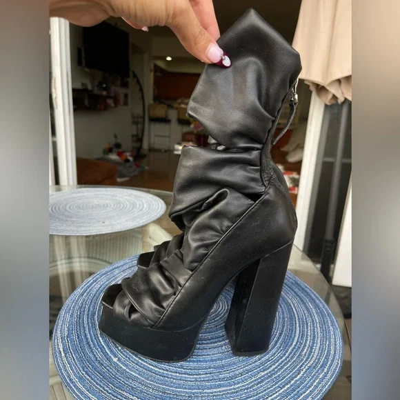 Chic Black Platform Boots - Picture 6 of 8